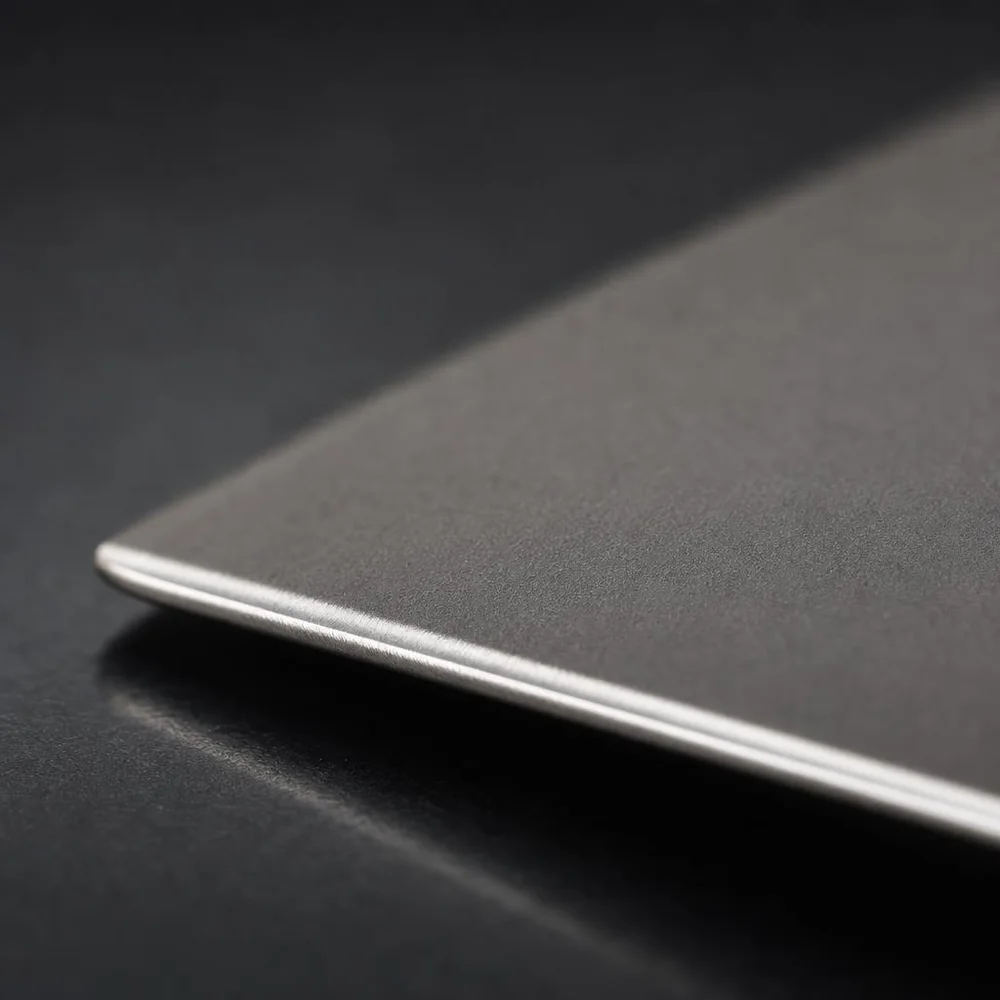 Macrofotografía del perfil de bisel Rounded en el filo de una racla de acero