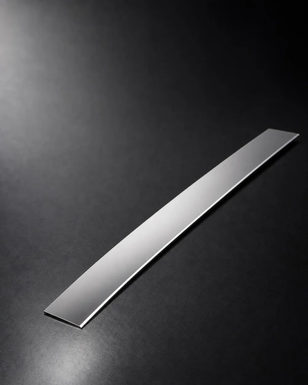 Racla de acero al carbono refinado, fotografía industrial de producto sobre fondo oscuro