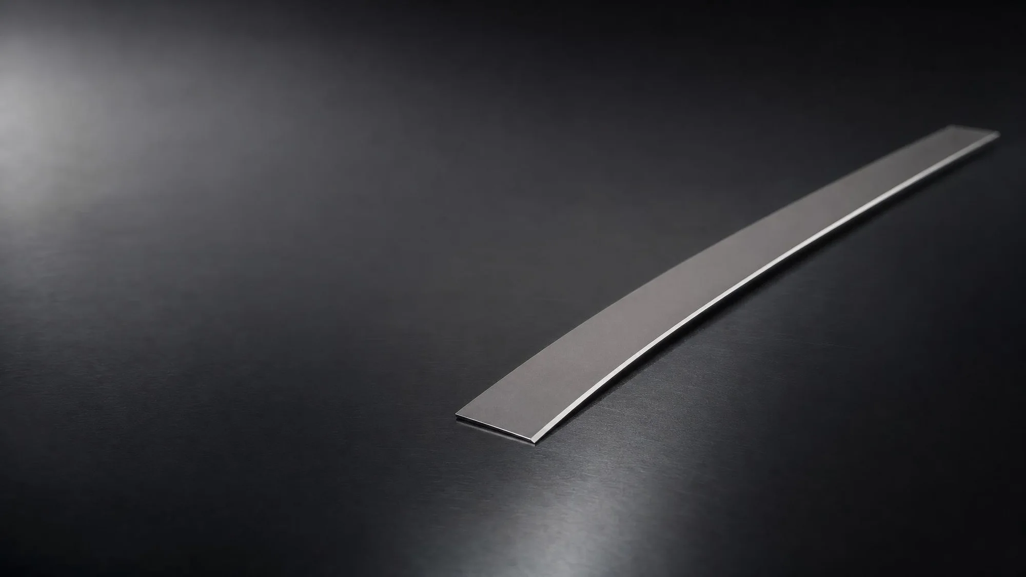 Racla / Doctor Blade de acero, macrofotografía del filo biselado con iluminación industrial