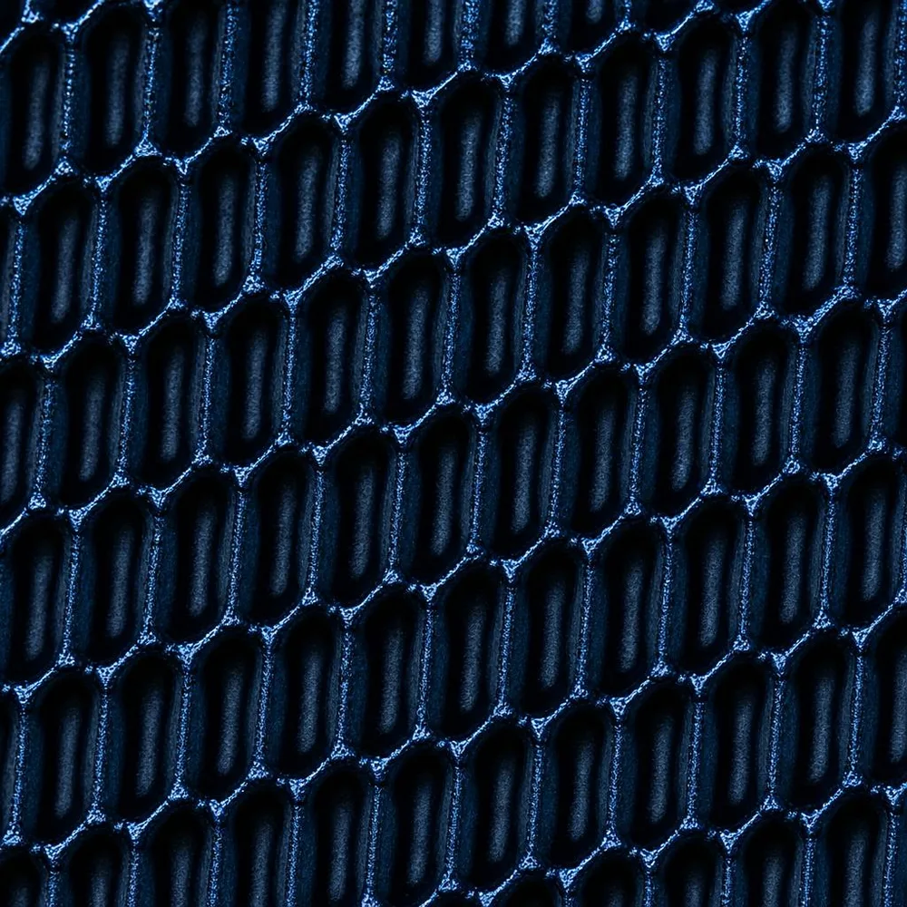 Macrofotografía de la geometría de grabado SteppedHex, celdas conectadas por un escalón particular